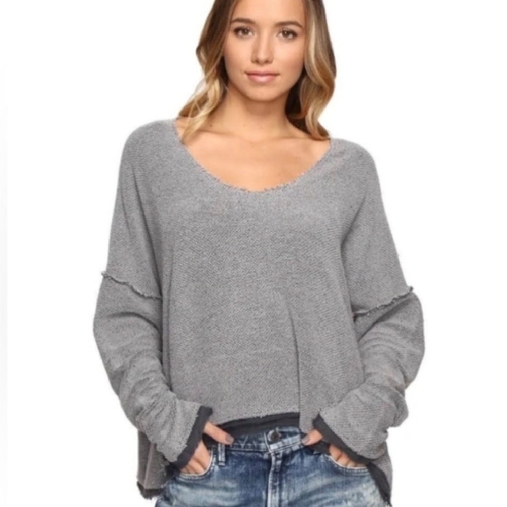 FREE PEOPLE Dolam Textured Knit Raw Edge Top – Gray. Size XS